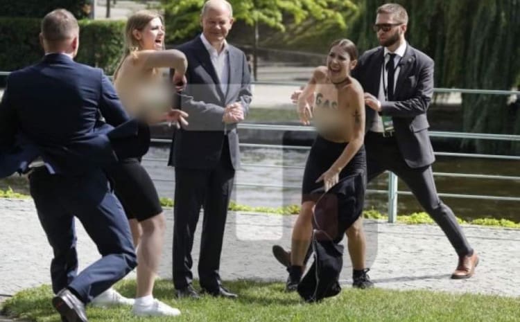 Aktivistkinje u toplesu prekinule obraćanje Olafa Šolca