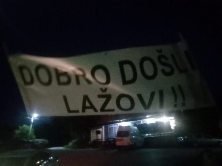 Mjesto u BiH, poruka političarima na plakatu: “Dobrodošli lažovi”