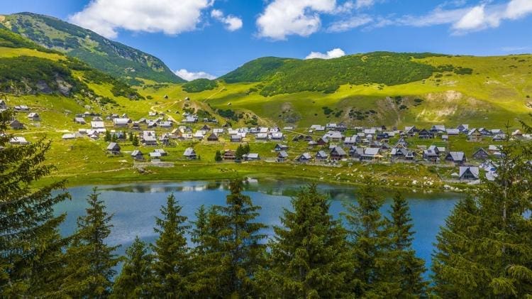 Pogledajte kako izgleda Prokoško jezero iz zraka (VIDEO)