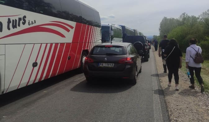 Saobraćajni kolaps do Donje Gradine, mnogi đaci nisu ni stigli do spomen područja!