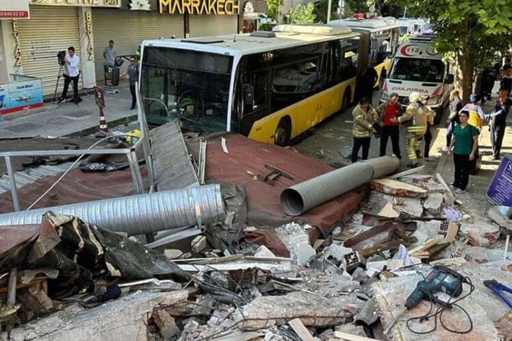 U Istanbulu se srušila zgrada, više osoba zarobljeno pod ruševinama (VIDEO)