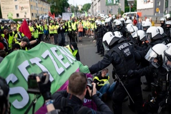 Drama u Njemačkoj: Demonstranti pokušali da probiju kordon, sukobili se sa policijom