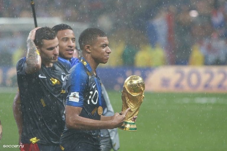 Mbappe: “Ako na predstojećim izborima pobijedi ekstremna desnica, neću više nositi dres Francuske”