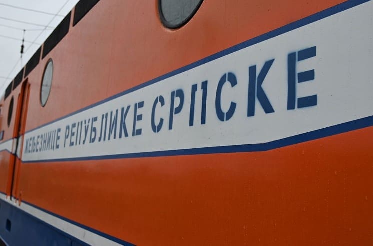 Žena bila na pruzi, mašinovođa uzalud kočio