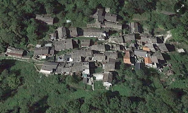 Od 46 stanovnika, njih 30 se kandidovalo na izborima. Još luđe, gradonačelnika Igora želi srušiti vlastita majka
