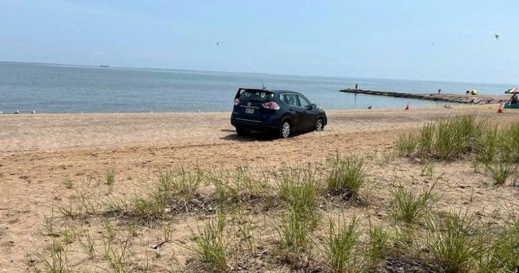 Otac na plaži u Americi pokušao utopiti dvoje male djece, spriječila ga policija
