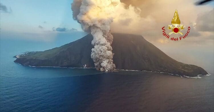 Spektakularne snimke erupcije vulkana u Italiji: Lava i pepeo izlili su se u more