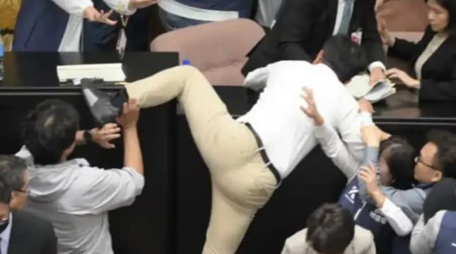 I od nas ima gorih: Političar ukrao tekst prijedloga zakona i pobjegao, izbila makljaža!