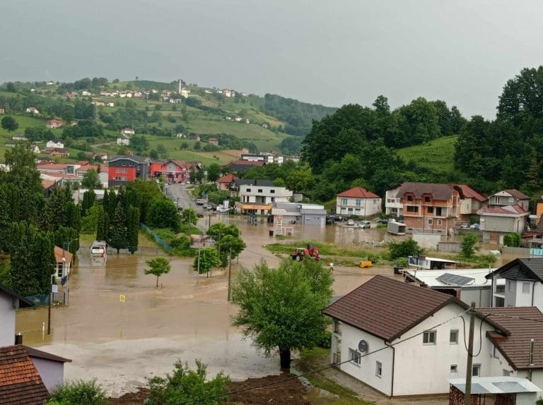 Obilna kiša dovela do poplava: Pod vodom oko 100 objekata u Bužimu