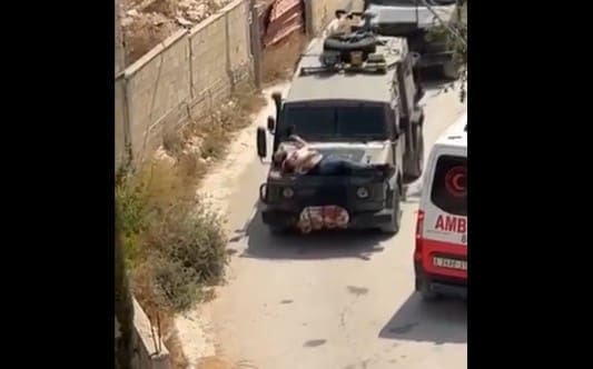 Izraelska vojska zavezala ranjenog Palestinca za džip (VIDEO)
