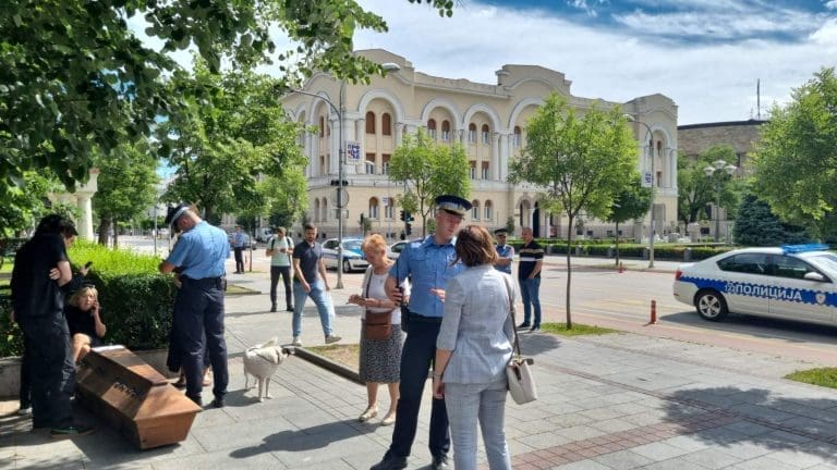 Policija u centru Banjaluke zaustaljala i legitimisala aktiviste FOTO/VIDEO