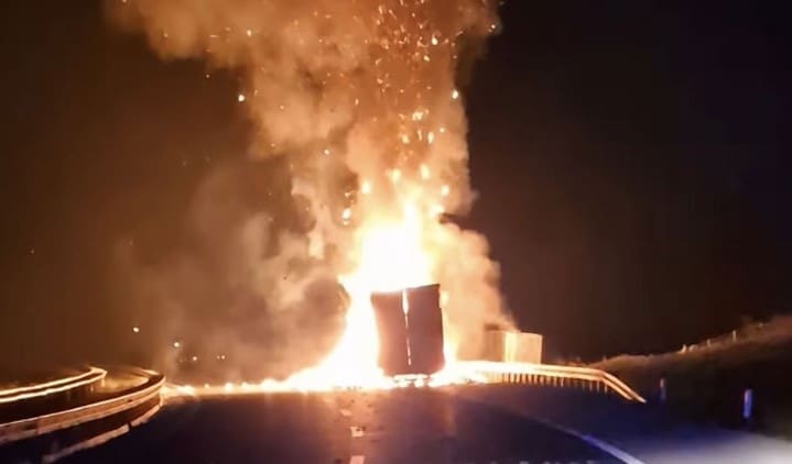 Gorio kamion na auto-putu “9. januar”, saobraćaj obustavljen (VIDEO)