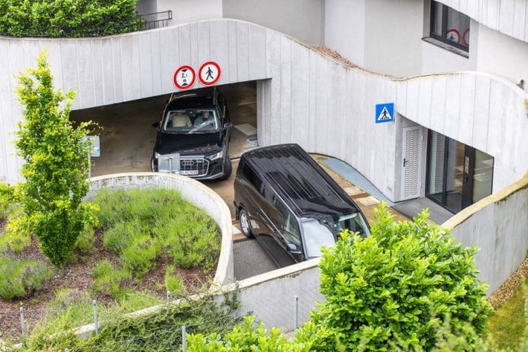 Gužva ispred Ficove rezidencije: Primijećeni brojni automobili i policija, svi se pitaju šta se dešava