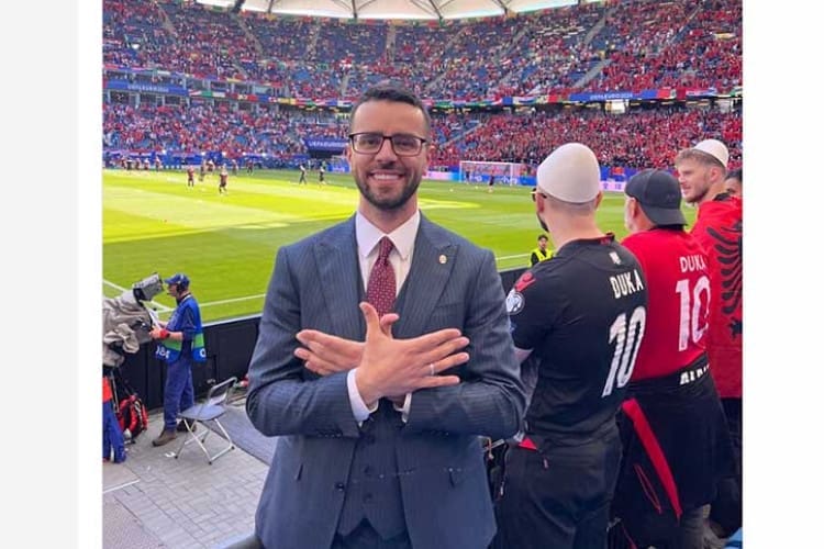 EURO 2024: Suspendovani kosovski novinar opet pokazao dvoglavog orla