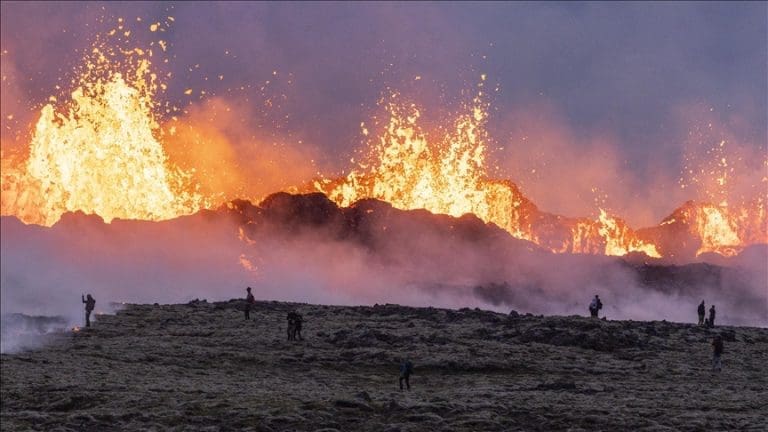 Desila se eksplozija, a onda je lava počela da izbija iz pukotina (VIDEO)