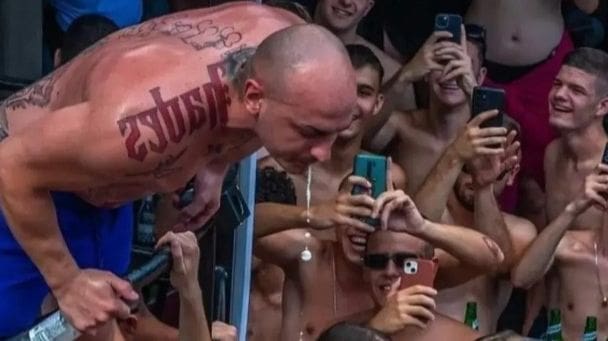 Popularni reper na publiku rendao sir i lijepio kore za pitu. Oglasilo se crnogorsko ministarstvo