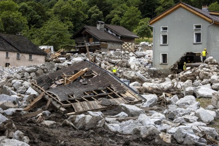 Tri osobe nestale u klizištu tokom oluje u Švajcarskoj, u toku akcija spasavanja