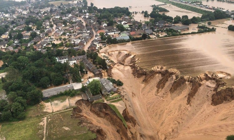 Poplave u Njemačkoj odnijele su svoju prvu žrtvu: Vatrogasac poginuo, jedna osoba nestala (VIDEO)