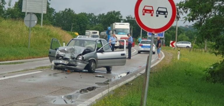 Teška nesreća kod Prnjavora: Jedna osoba poginula, saobraćaj obustavljen