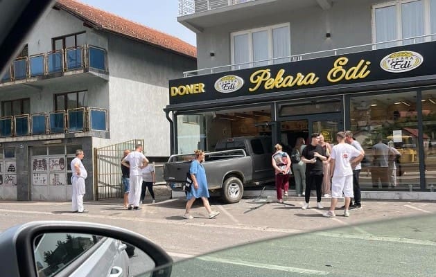 Džip pokosio troje u pekari: Dječak teško povrijeđen