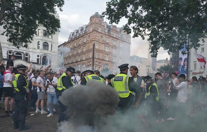Haos u Berlinu: Španci i Englezi jedni pored drugih, policija u pripravnosti (VIDEO)