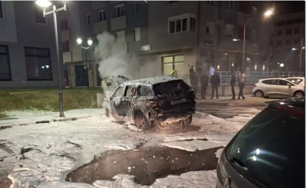 Ovo je snimak kako je zapaljen automobil sina načelnika Opštine Pale