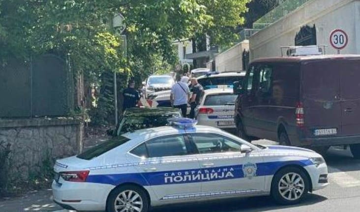 Pripadnik Žandarmerije ranjen ispred Ambasade Izraela u Beogradu, napadač likvidiran