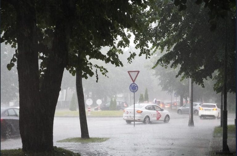 Banjaluku pogodilo snažno nevrijeme, grmljavina i led, na ulicama kolaps!