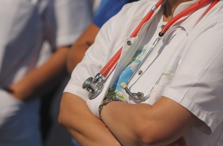 Zdravstveni radnici u RS traže hitne pregovore sa Vladom i povećanje plata za 20 posto