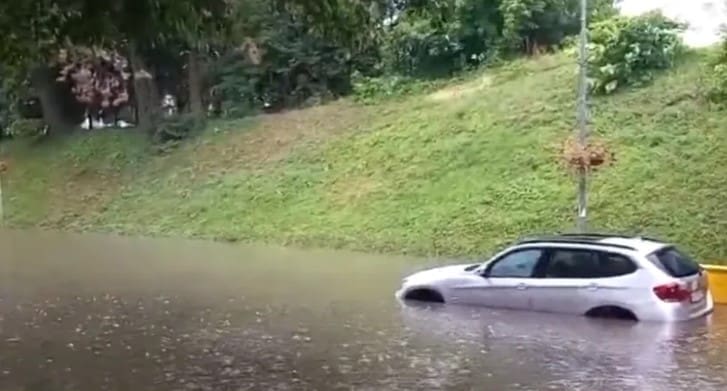 Totalni haos: Izlile se bujične vode u Prijedoru! Vatrogasci na terenu (VIDEO)