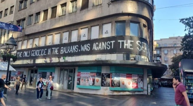 U centru Beograda osvanuo grafit koji negira genocid u Srebrenici