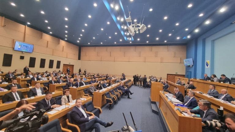 BURNA RASPRAVA U NSRS O GRBU NEMANJIĆA I HIMNI “BOŽE PRAVDE”: Zatražena i hitna reakcija OHR-a
