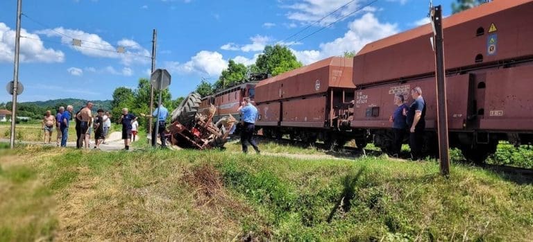 Teretni voz ŽRS naletio na traktor koji nije poštovao saobraćajnu signalizaciju