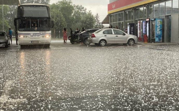 Posljedice jučerašnjeg nevremena u Banjaluci: Oštećeni automobili i nekoliko kuća