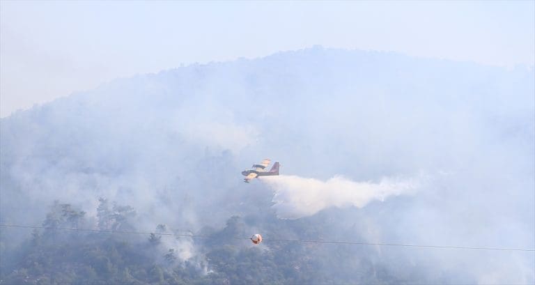 POZNATO TURSKO LJETOVALIŠTE U PLAMENU: U gašenju vatrene stihije učestvuje 10 helikoptera i 8 aviona