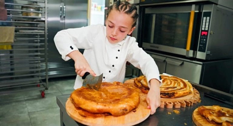 Lena ima 9 godina i najmlađa je burek-majstorica