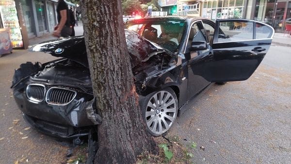 Saobraćajka u Mostaru: BMW se zabio u stablo, povrijeđene 3 osobe