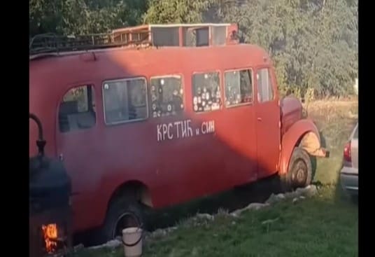Prava atrakcija na putu, poznati autobus iz filma “Ko to tamo peva” obilazi Šumadiju
