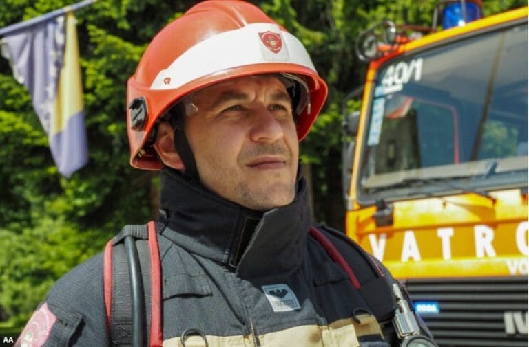 Jasmin Žigić  trči u vatrogasnoj opremi za liječenje oboljelih ljudi