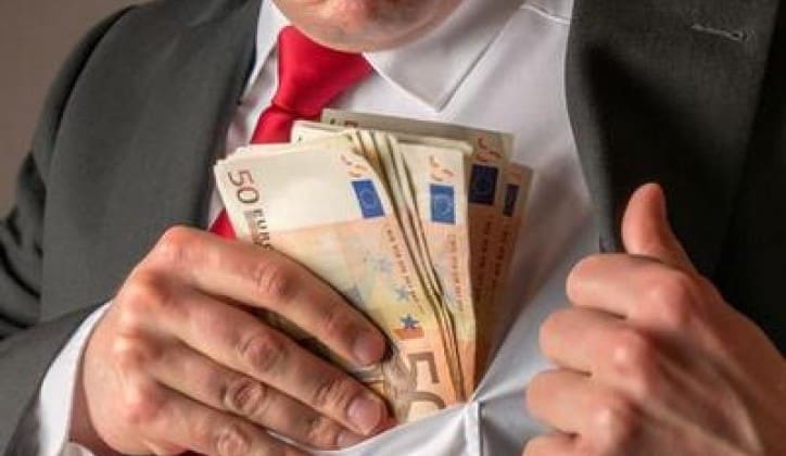 Stara vjerovanja o tome kako sačuvati novac: Zašto plata ipak mora da “prenoći” kod kuće?