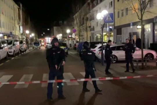 Hapšenje u Njemačkoj: Dva mladića htjeli noževima da izbodu vjernike