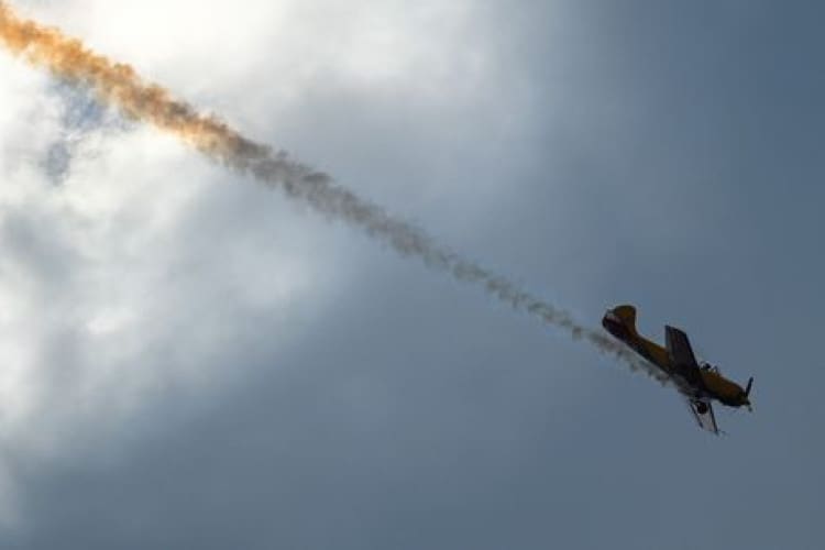 Prvi snimci tragedije: Sudarila se dva aviona, ima mrtvih (VIDEO)
