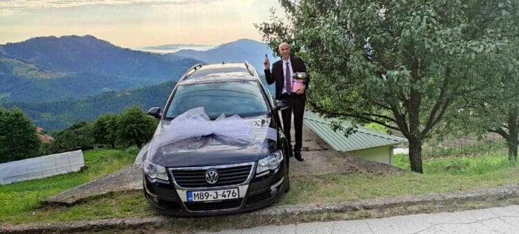 Svom efendiji poklonili automobil, pogledajte njegovu reakciju (VIDEO)
