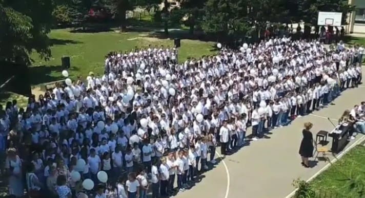 Đaci u Banjaluci horski pjevali za nastradalu pedagogicu Milanu (VIDEO)