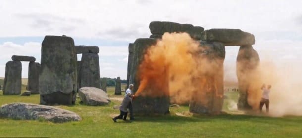 Klimatski aktivisti poprskali Stounhendž bojom (VIDEO)