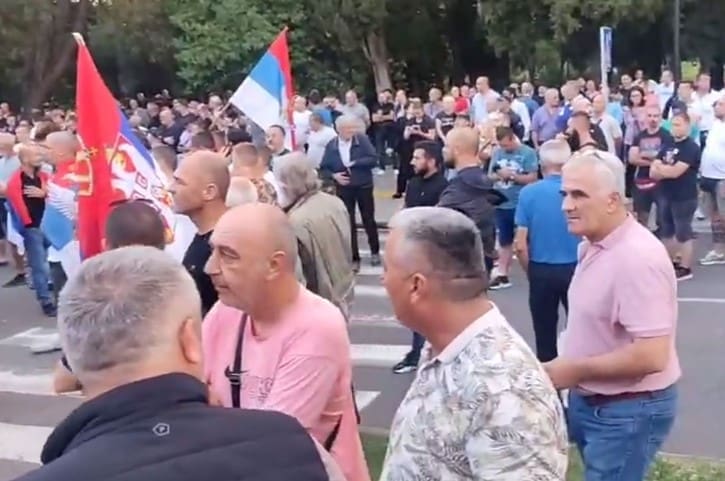 Skandiranje na protestu protiv rezolucije u Srebrenici: “Izdaja, izdaja” (VIDEO)