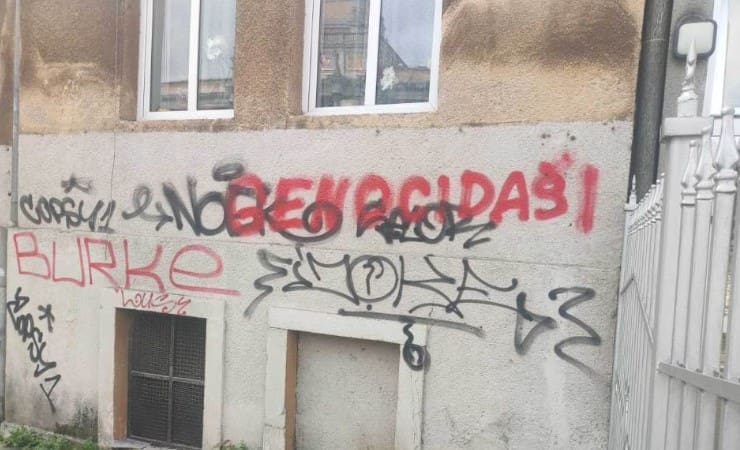 Na zidu zgrade koja se nalazi u blizini Ambasade Srbije u Sarajevu ispisan je grafit “genocidaši”