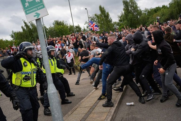 Zašto demonstranti divljaju i razbijaju po Engleskoj?