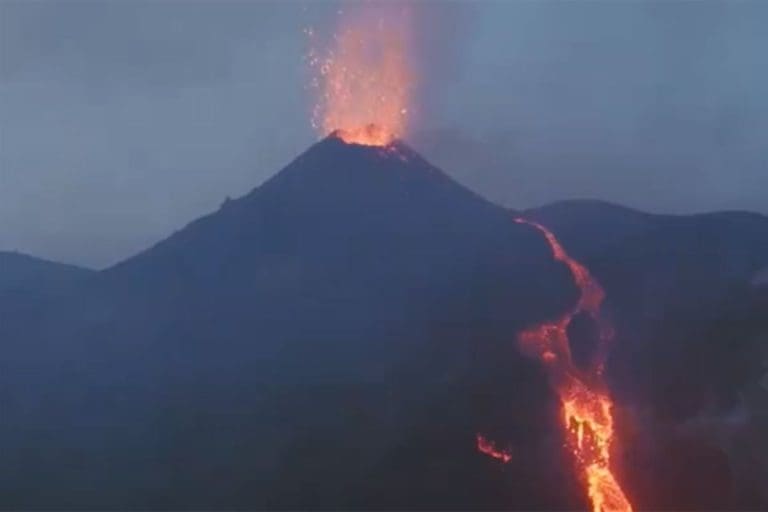 Ponovo proradila Etna: Tamna prašina prekrila kuće, zatvoren aerodrom