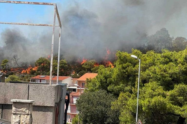Izbili požari na Makarskoj rivijeri: Vatrogasci se bore sa pet žarišta u Tučepima i Podgori